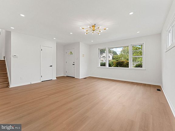 4th image of 335 Myrtle Ave
