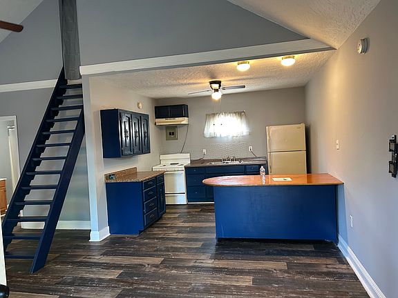 2nd image of 937 Avenue E #B