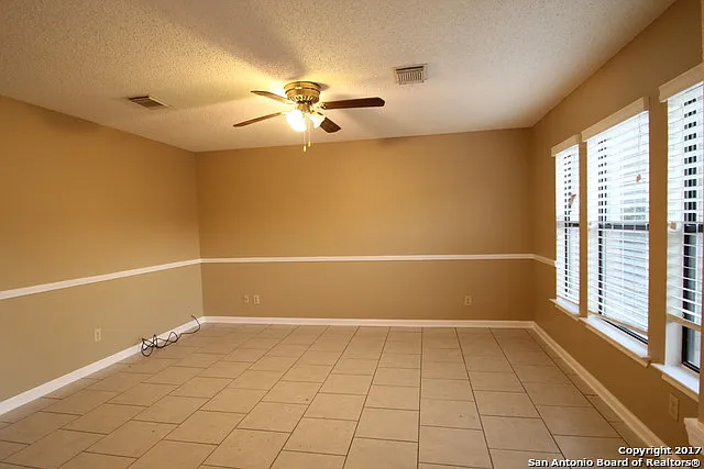 4 bed, 2.5 bath, 2857 sqft, $1,850 — Photo 4