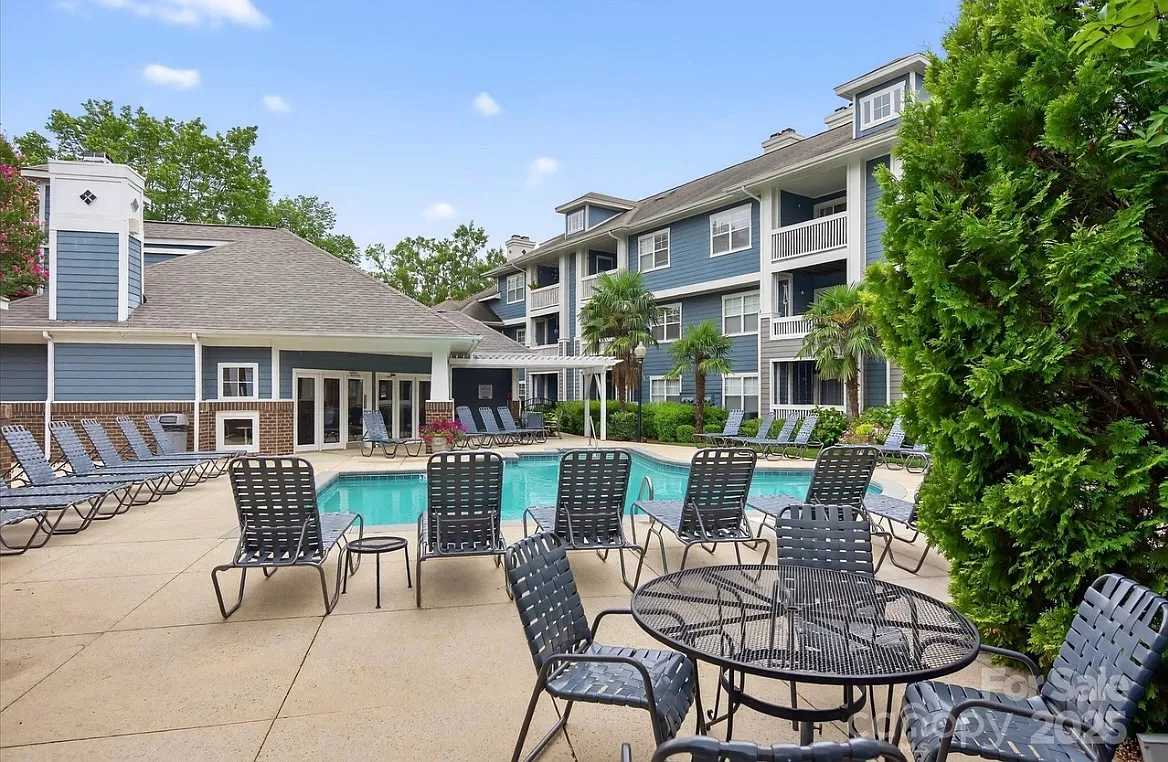 2 bed, 906 sqft, $2,400 — Photo 3