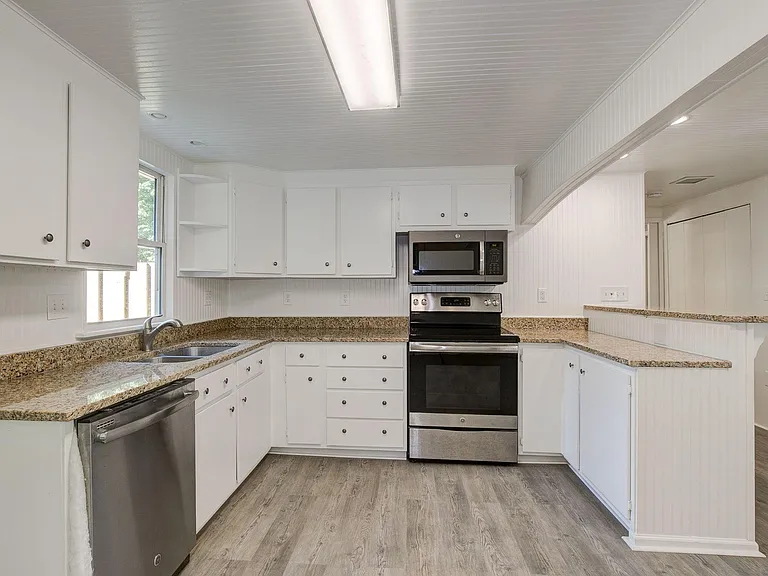 907 Green Meadow Dr — Photo 7