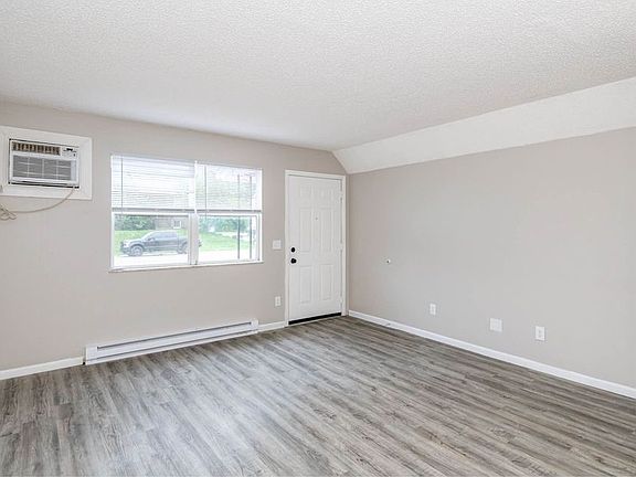 5th image of 300-304 Sal Blvd #11080344