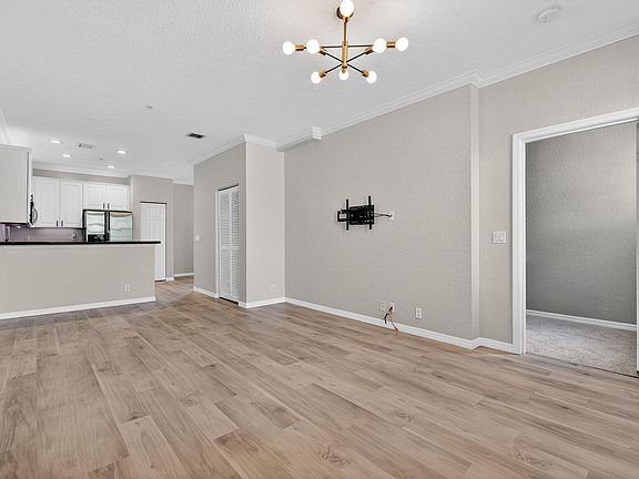 5th image of 273 E Bay Cedar Circle