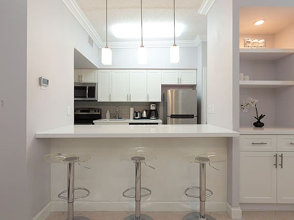 4th image of 1559 Michigan Ave APT 202