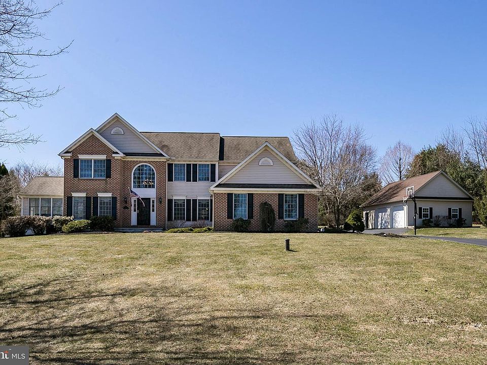 1st image of 121 Aspen Dr