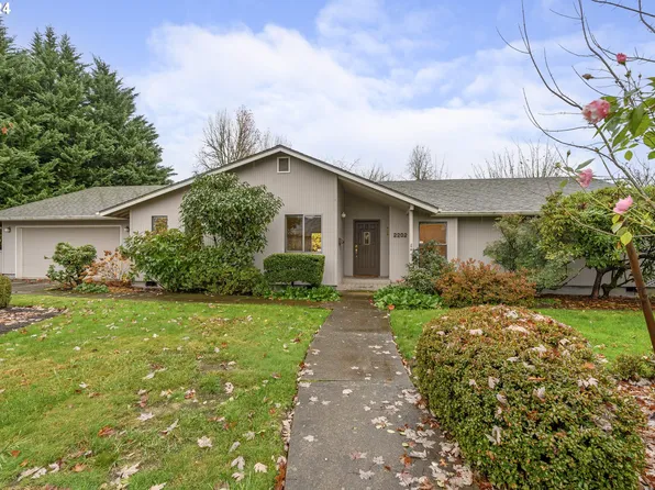 2202 NW Saint Andrews Dr, McMinnville, OR 97128