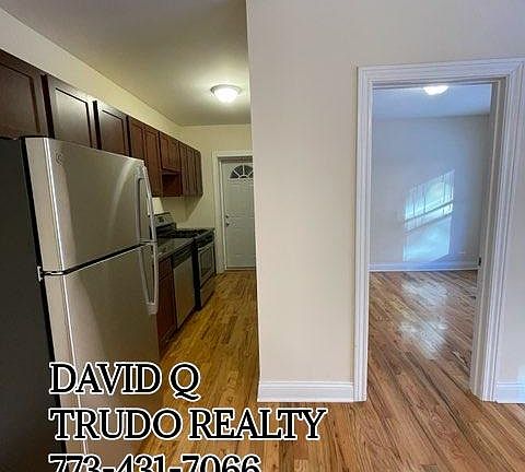 3rd image of 951 W Cornelia Ave