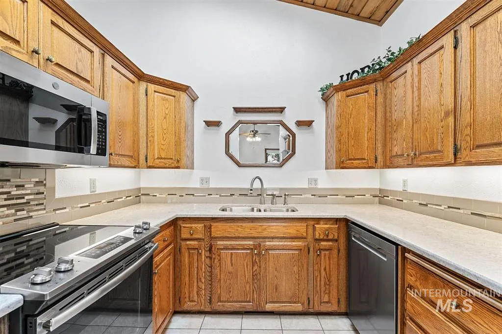 3 bed, 1820 sqft, $2,150 — Photo 4
