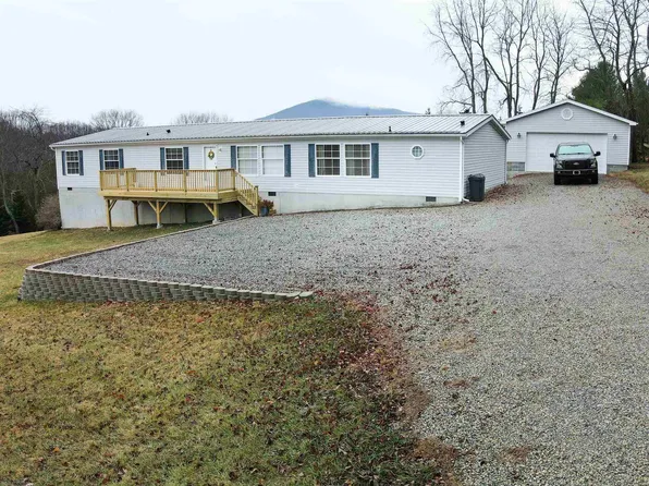 4571 Smith St, Pulaski, VA 24301