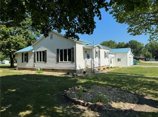 301 N Park St, Findlay, IL 62534