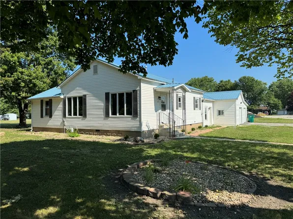 301 N Park St, Findlay, IL 62534