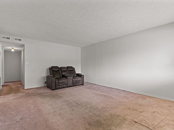 5th image of 609 S Middleboro Ave