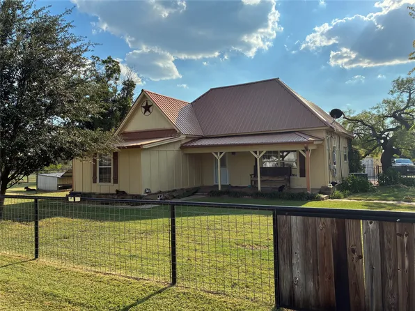 106 S Houston St, Millsap, TX 76066