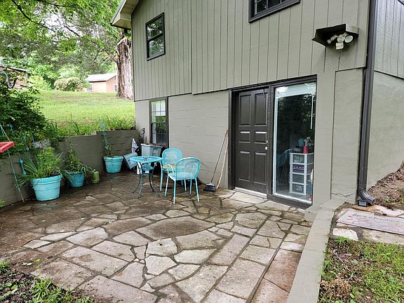 Patio and entrance (Furniture previous tenant)