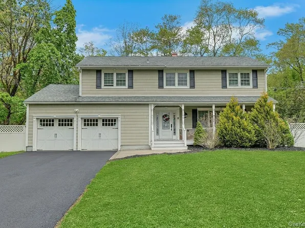 6 Mendolia Court, Pearl River, NY 10965