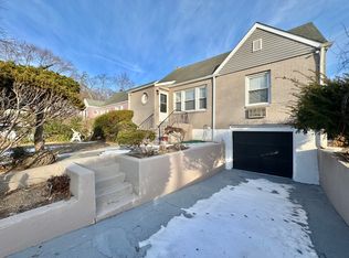 5 Hawthorne Ln, Valley Stream, NY 11581