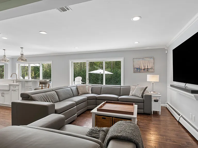 2 Tracy Dr — Photo 16