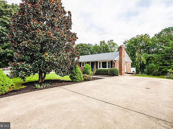 5th image of 256 Anderson Dr