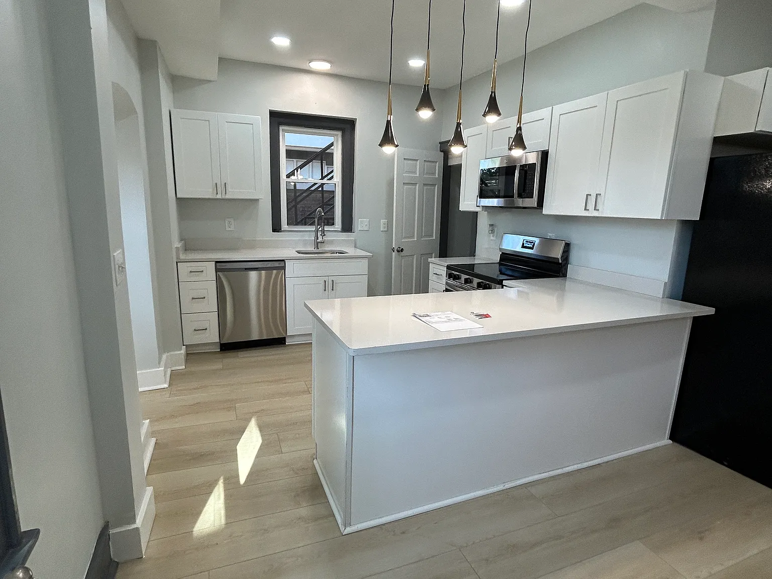1195 E Whittier St — Photo 2