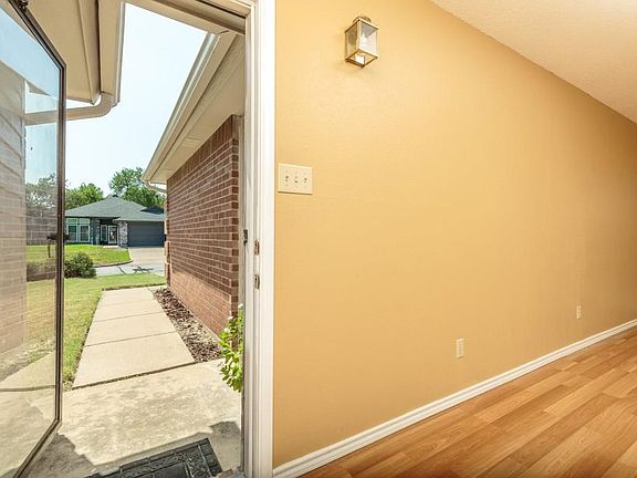 4th image of 4105 Staghorn Cir N