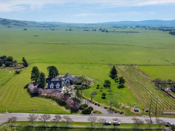 621 Carpenter Dr, Hollister, CA 95023