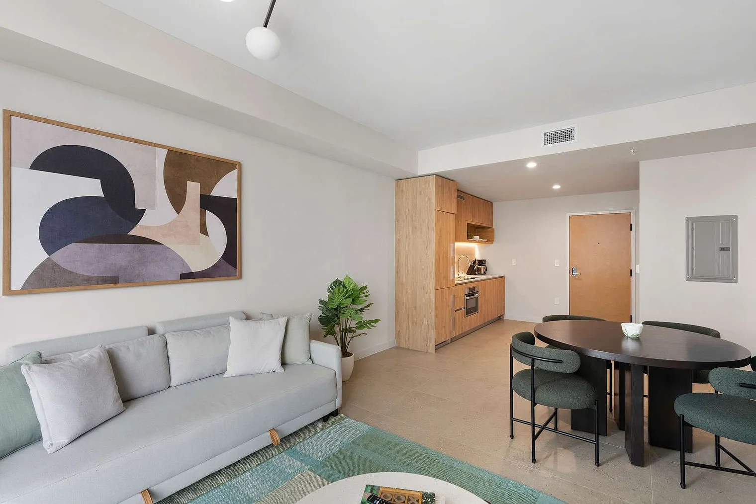 1 bed, 1.0 bath, 645 sqft, $2,241 — Photo 3
