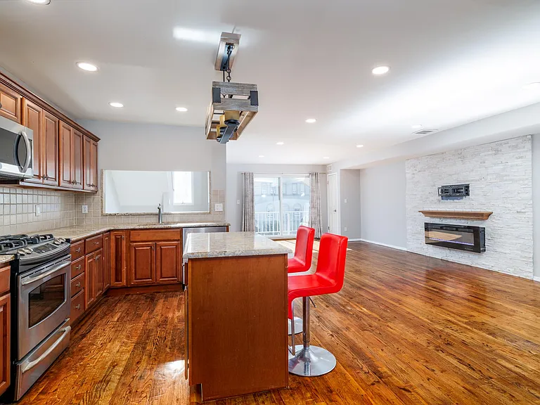 277 W Broadway #UPPER — Photo 11
