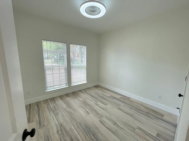 115 E 8th St — Photo 21