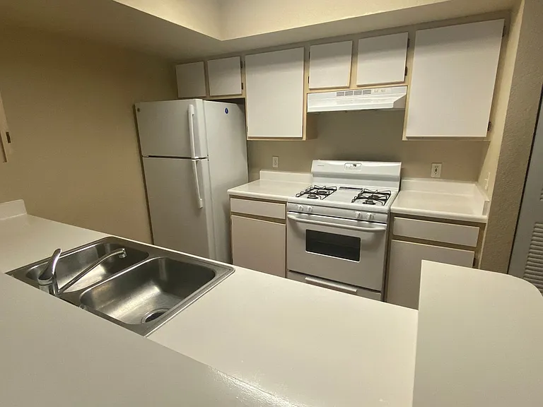 Waterford Pointe Apartments — Photo 22