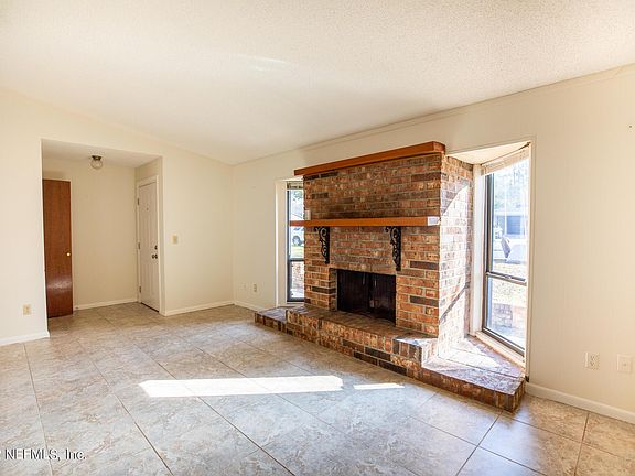 5th image of 142 Spicewood Cir W