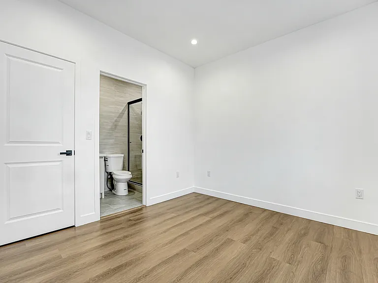 5346-5350 Oakland St — Photo 11