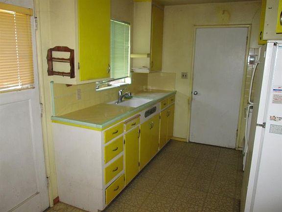 4th image of 5684 Johns Dr