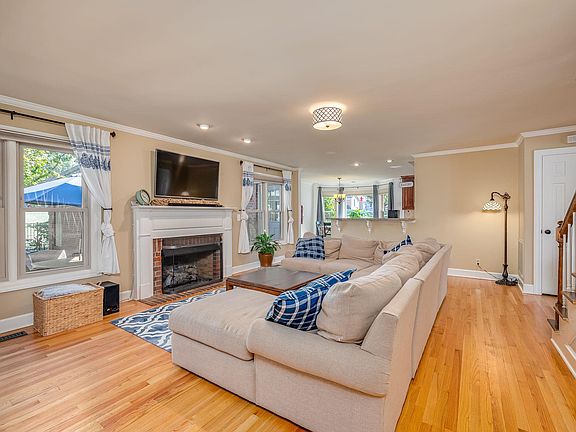 4th image of 707 Prince Edward Ct