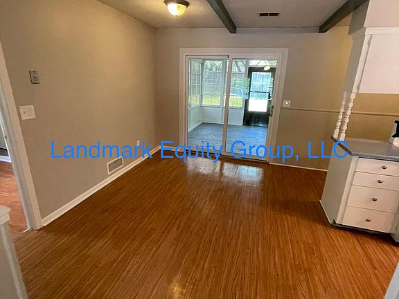 3rd image of 702 Park Cir
