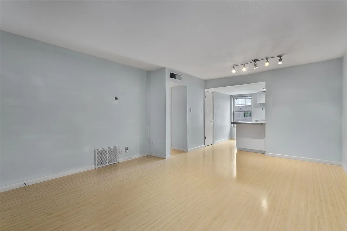 Building Photo - 300 Crockett St #200