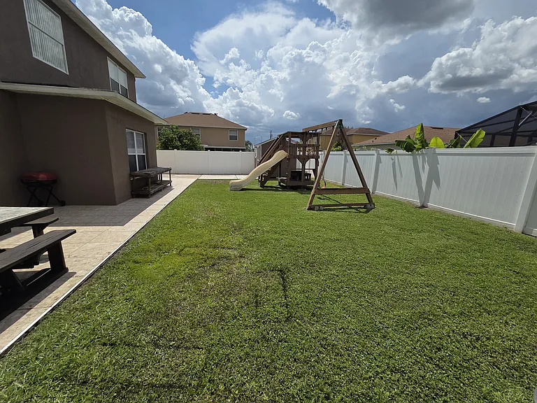 330 Aldershot Ct — Photo 35
