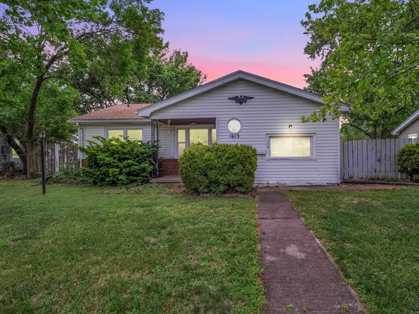 1613 E 10th St, Newton, KS 67114