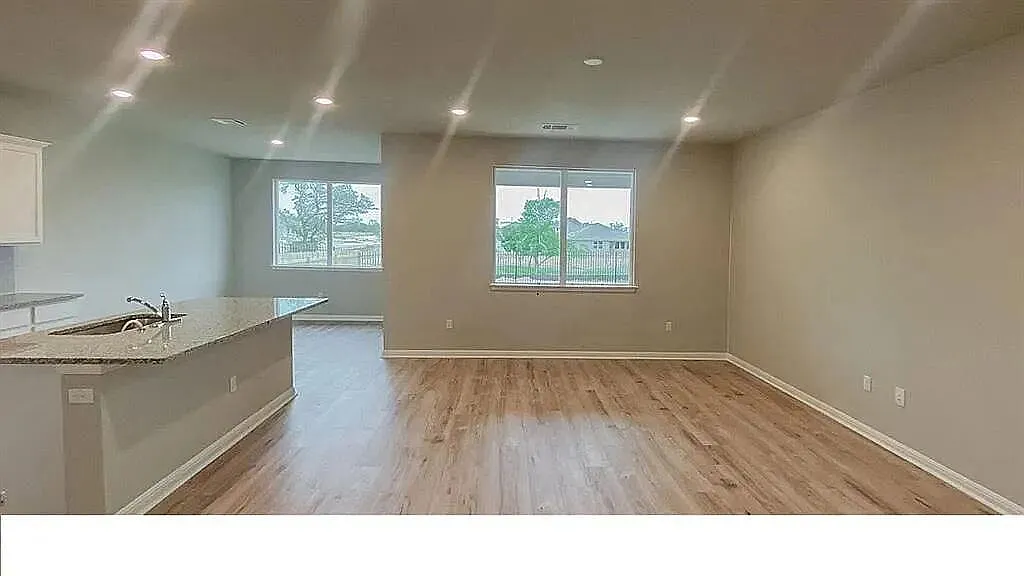 4 bed, 3.0 bath, 2342 sqft, $2,300 — Photo 4