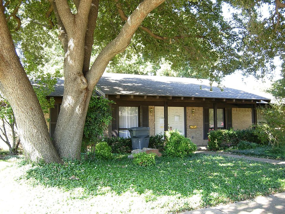 Don't miss this great 1 story w/mature trees in great location