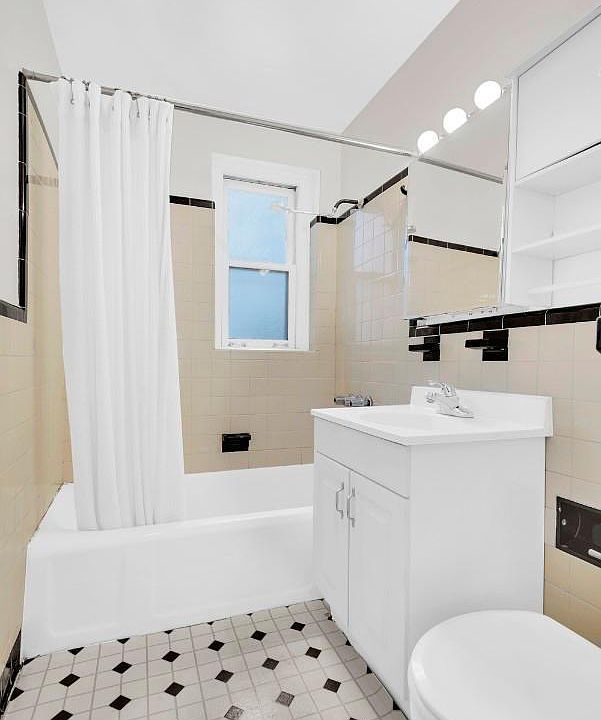 2nd image of 482 Hudson St #3B
