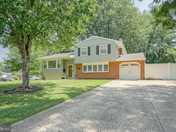 2 Dartmouth Dr, Delran, NJ 08075