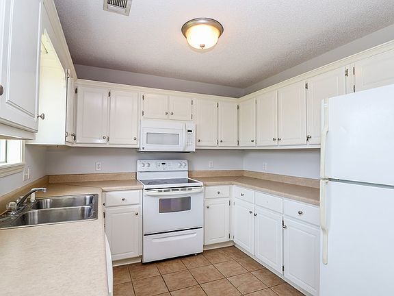 3rd image of 203 Eagles Nest Ln