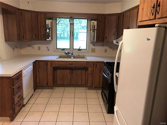 5th image of 305 Churchill Ln