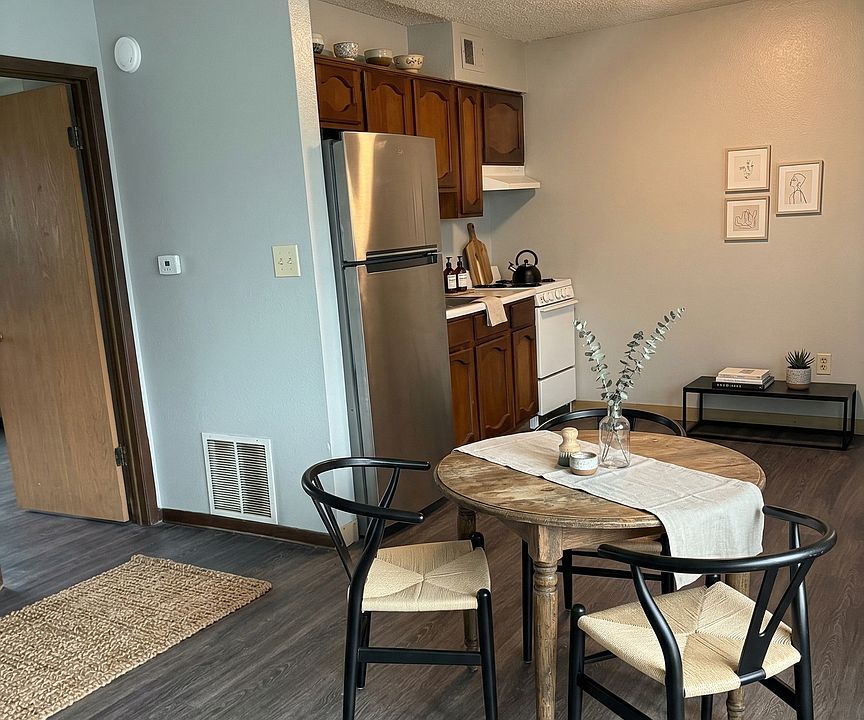 2nd image of 130 Sherwood Ct #5