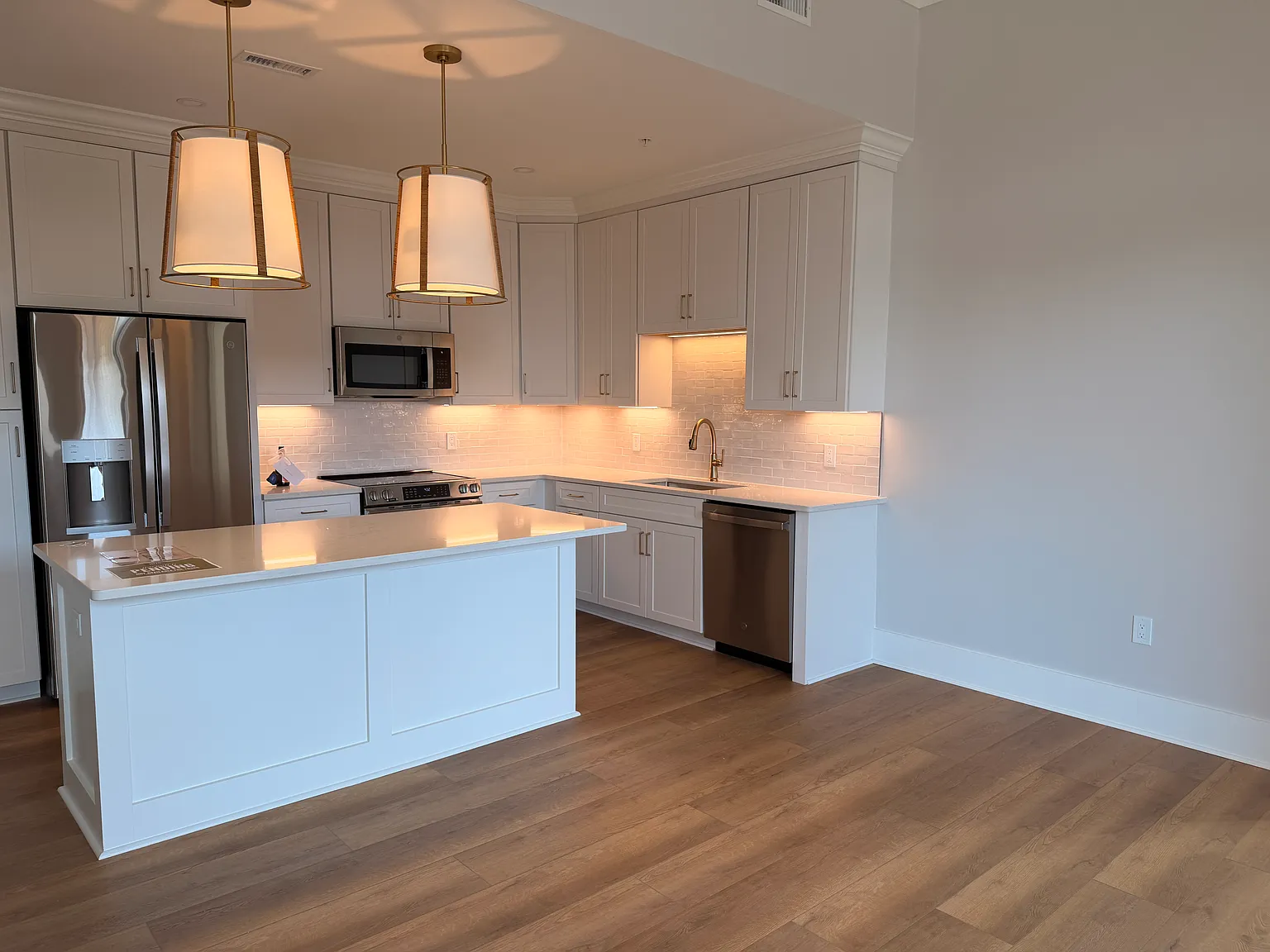 2 bed, 971 sqft, $3,200 — Photo 4