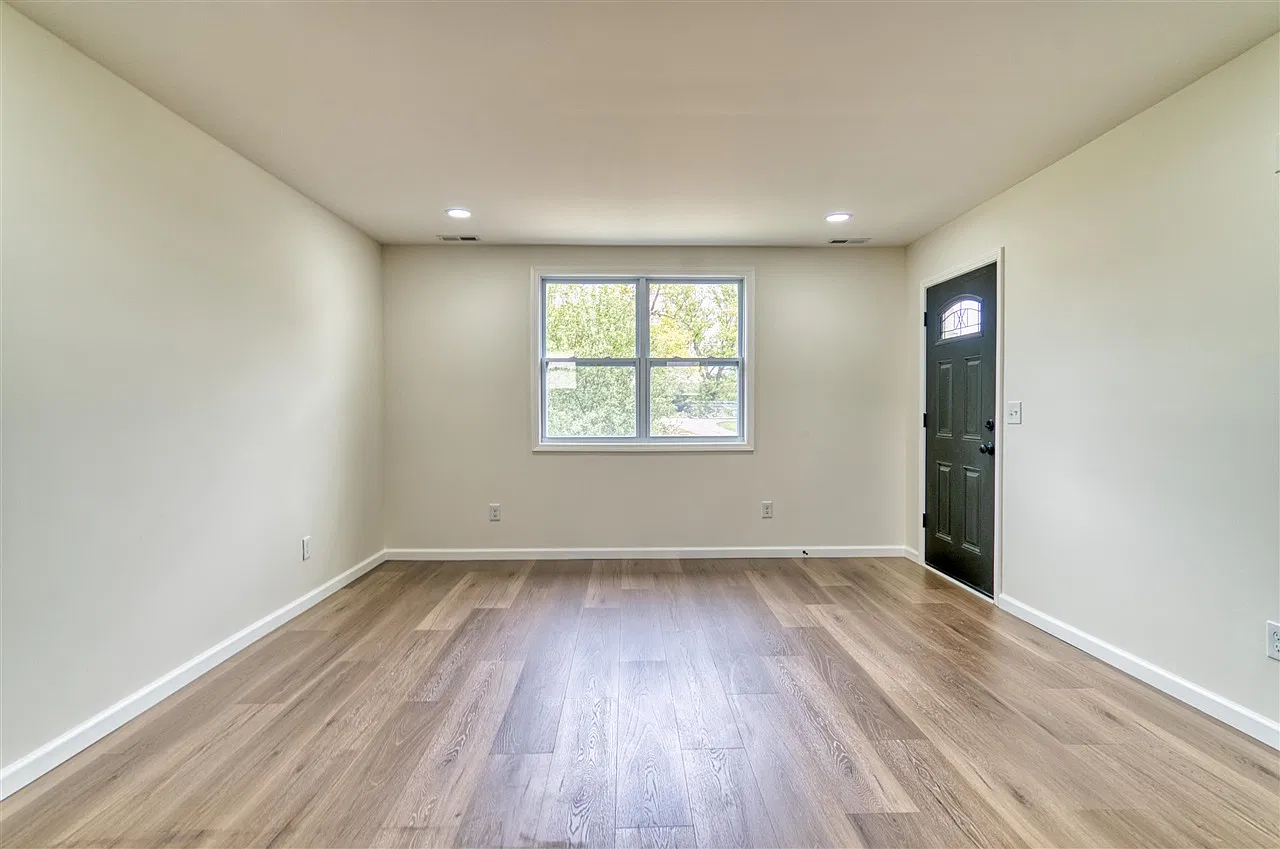 3 bed, 1350 sqft, $1,500 — Photo 2