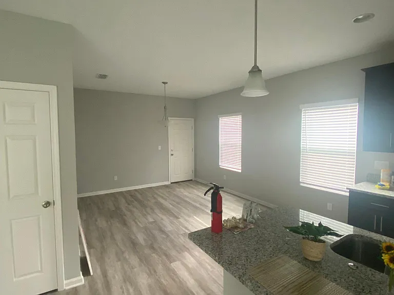 1737 Charlotte St — Photo 12