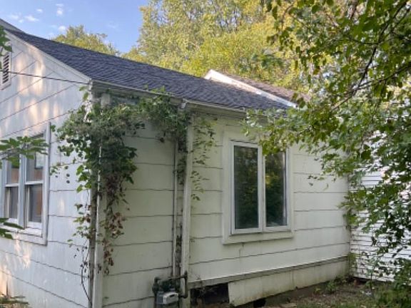 3rd image of 3305 Airway Ave