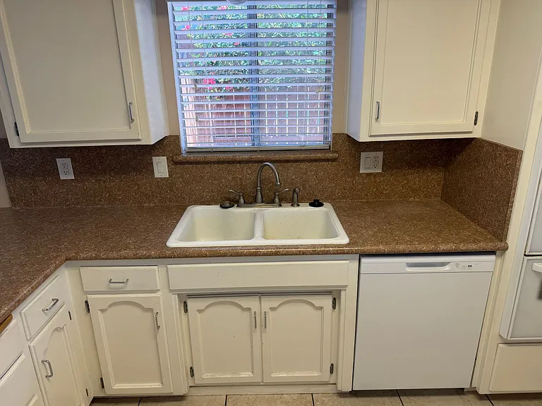 1335 W Evergreen Ct — Photo 9