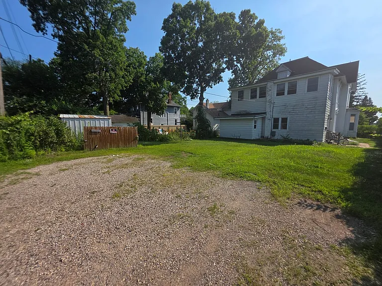 705 E Grand Ave — Photo 13